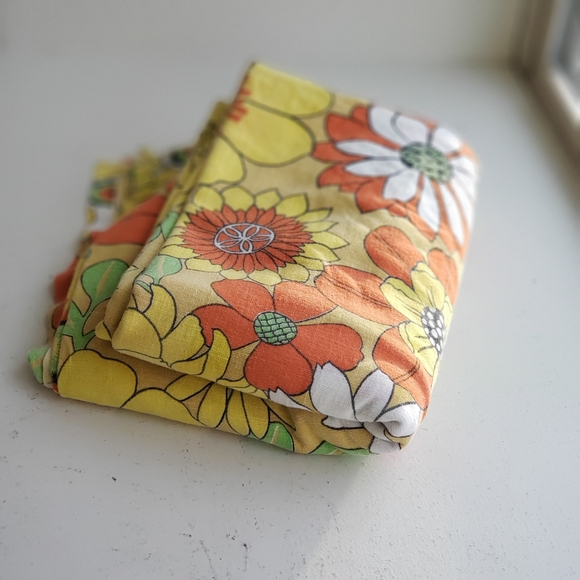 1960s 1970s Flower Power Fabric Tablecloth Yellow Boho Orange Daisy Zinnia #82 - Picture 2 of 16